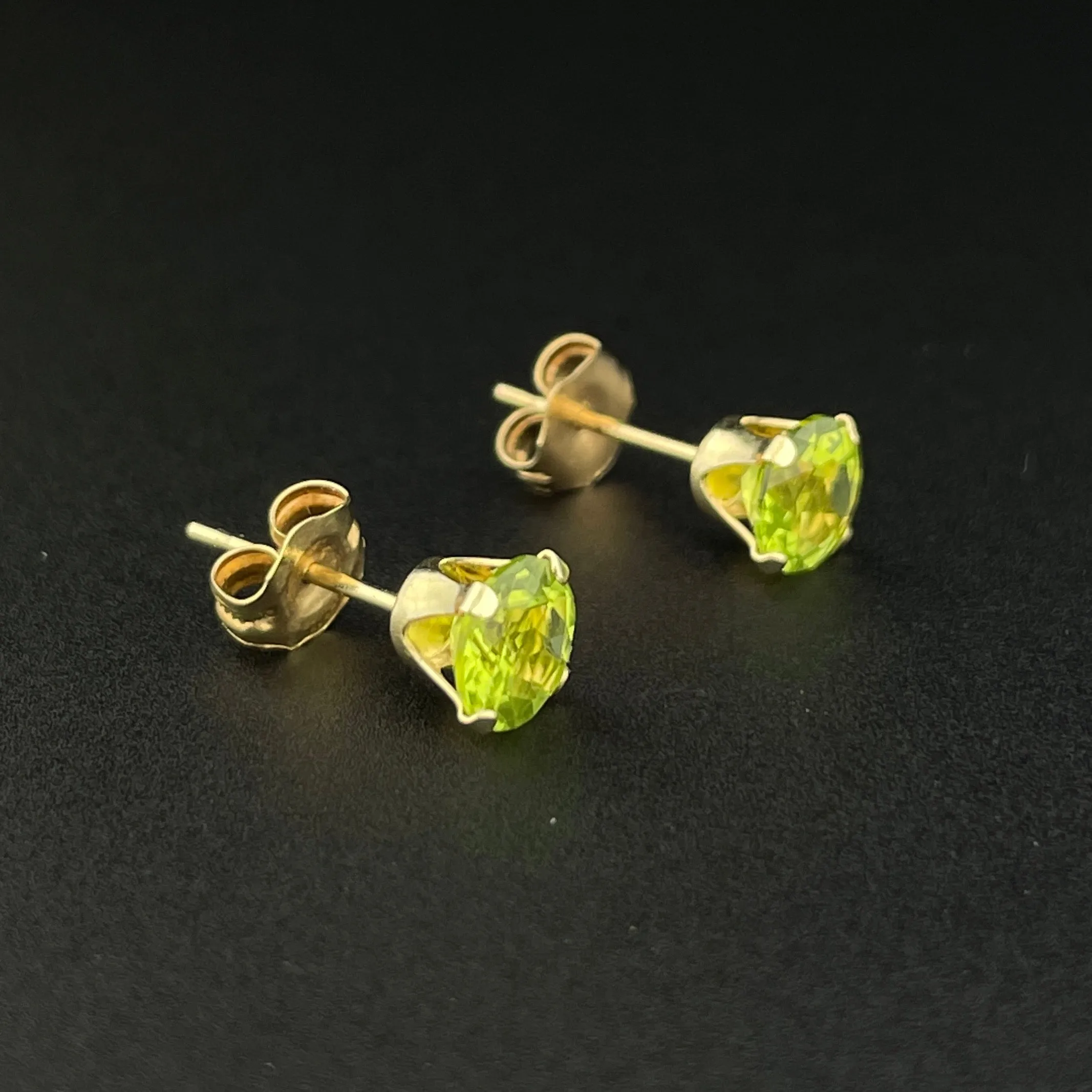 Vintage 14K Gold Gren Peridot Post Stud Earrings